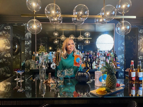 Amanda Holden mixing The Glenlivet Reserve Tartan Tiki for Amazon/Pernod Ricard's Black Friday tie-up Amanda Holden mixing The Glenlivet Reserve Tartan Tiki for Amazon/Pernod Ricard's Black Friday tie-up