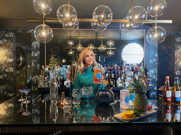 Amanda Holden mixing The Glenlivet Reserve Tartan Tiki for Amazon/Pernod Ricard's Black Friday tie-up