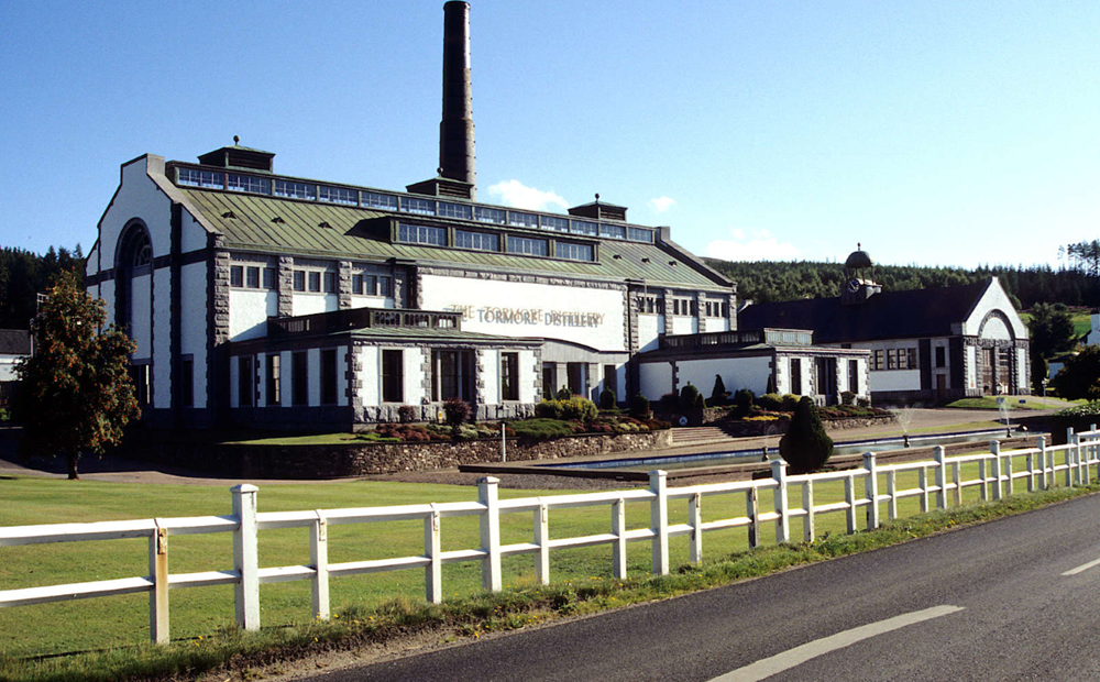 (The Tormore distillery, exterior) Tormore distillery is certainly picturesque, although few are familiar with its whisky